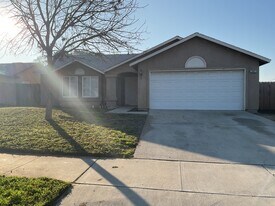981 Geneva Dr in Lemoore, CA - Building Photo