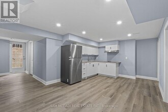1527 Chiddingstone Cir in Mississauga, ON - Building Photo - Building Photo