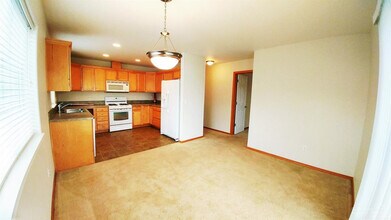 2133 NE 6th St in Redmond, OR - Building Photo - Building Photo