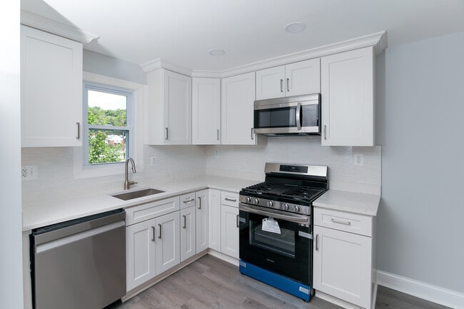 9749 52nd Ave in College Park, MD - Foto de edificio - Building Photo