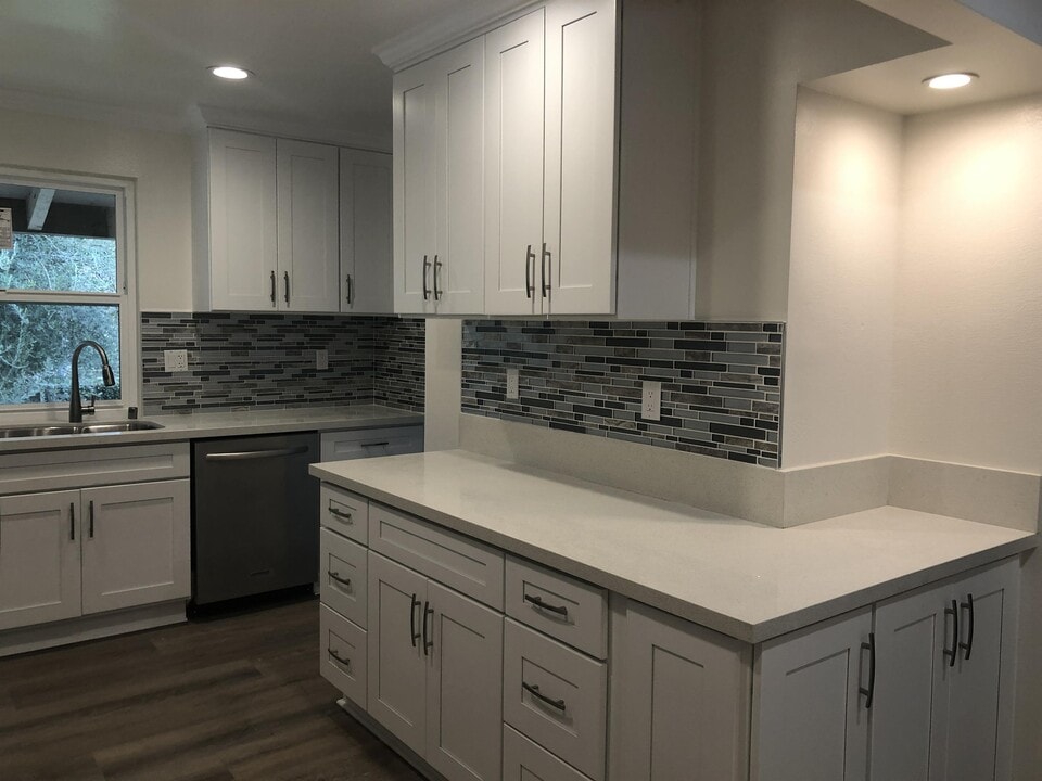 31501 Lindero Canyon Rd in Westlake Village, CA - Building Photo