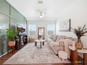 21412 Wilmiller Ln in Pflugerville, TX - Foto de edificio - Building Photo