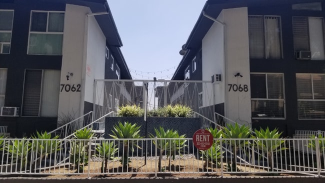 7068 Lanewood Ave, Unit 1 in Los Angeles, CA - Foto de edificio - Building Photo