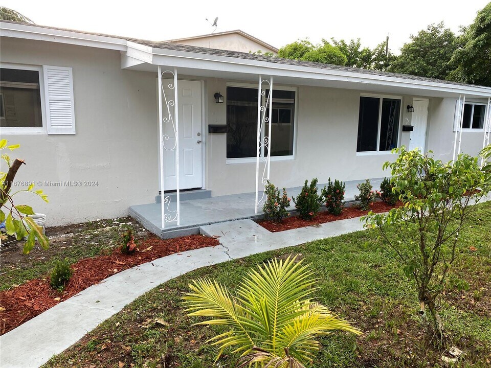 321 NW 43rd St-Unit -#2 in Oakland Park, FL - Building Photo