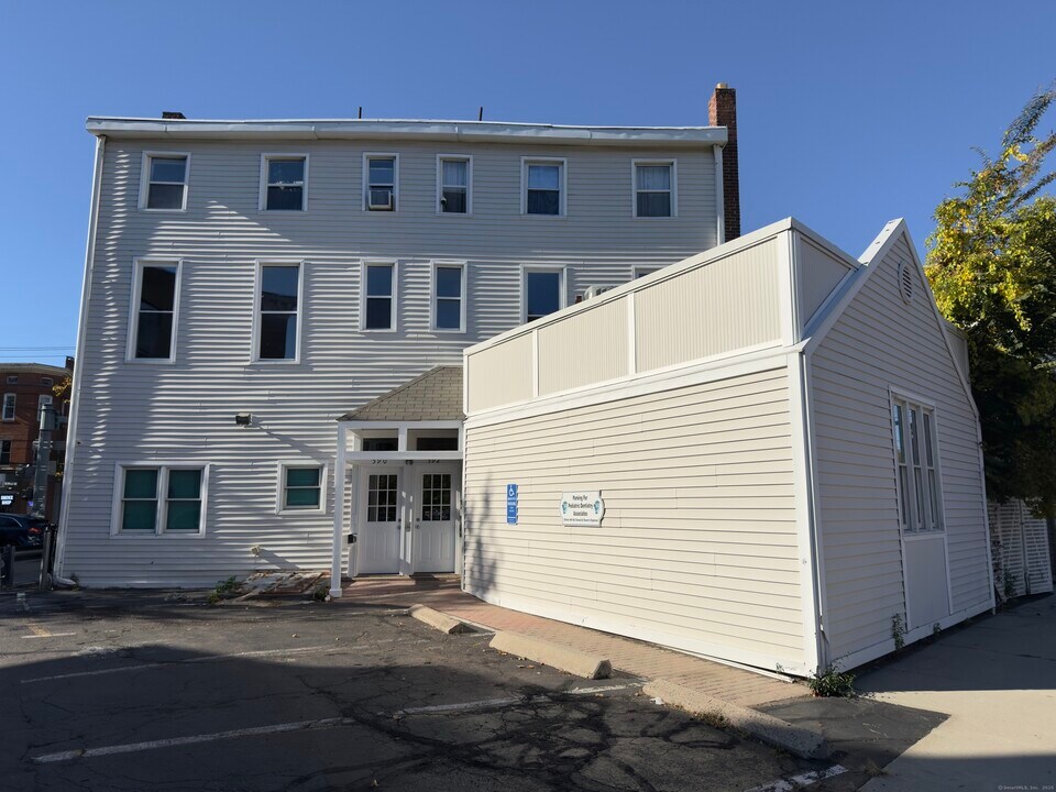 590 East St in New Haven, CT - Building Photo