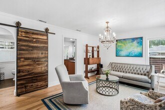 1610 56th St S in Gulfport, FL - Foto de edificio - Building Photo