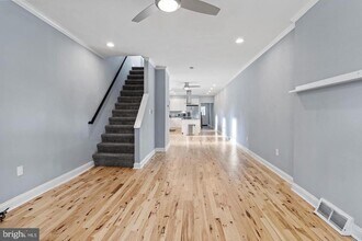 260 Roxborough Ave in Philadelphia, PA - Foto de edificio - Building Photo