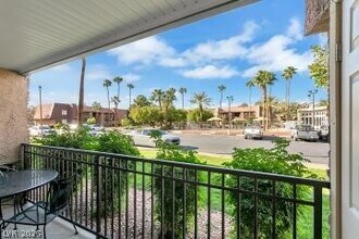 5081 River Glen Dr in Las Vegas, NV - Building Photo - Building Photo