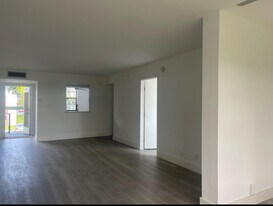 7460 NW 18th St in Margate, FL - Building Photo