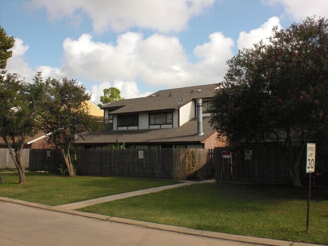8224 Governor Dr