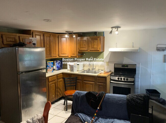684 Parker St, Unit 1 in Roxbury Crossing, MA - Foto de edificio - Building Photo
