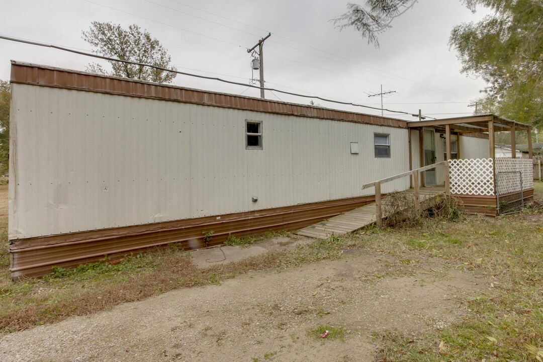 105 E 7th Ave in Belle Plaine, KS - Building Photo