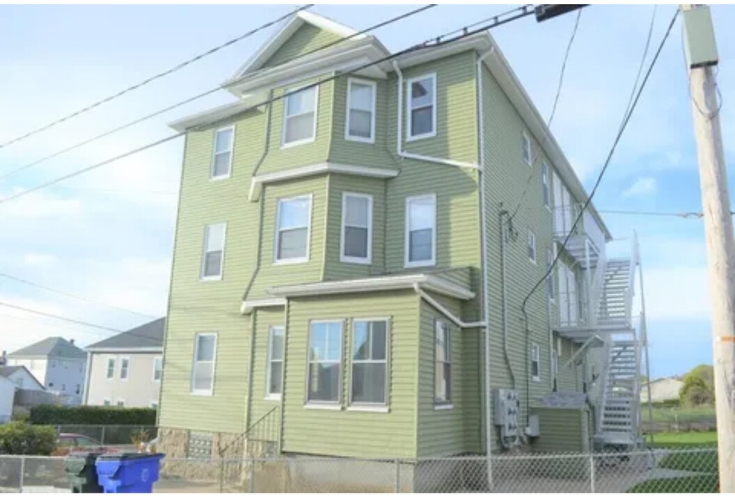 545 Cambridge St, Unit 2 in Fall River, MA - Foto de edificio