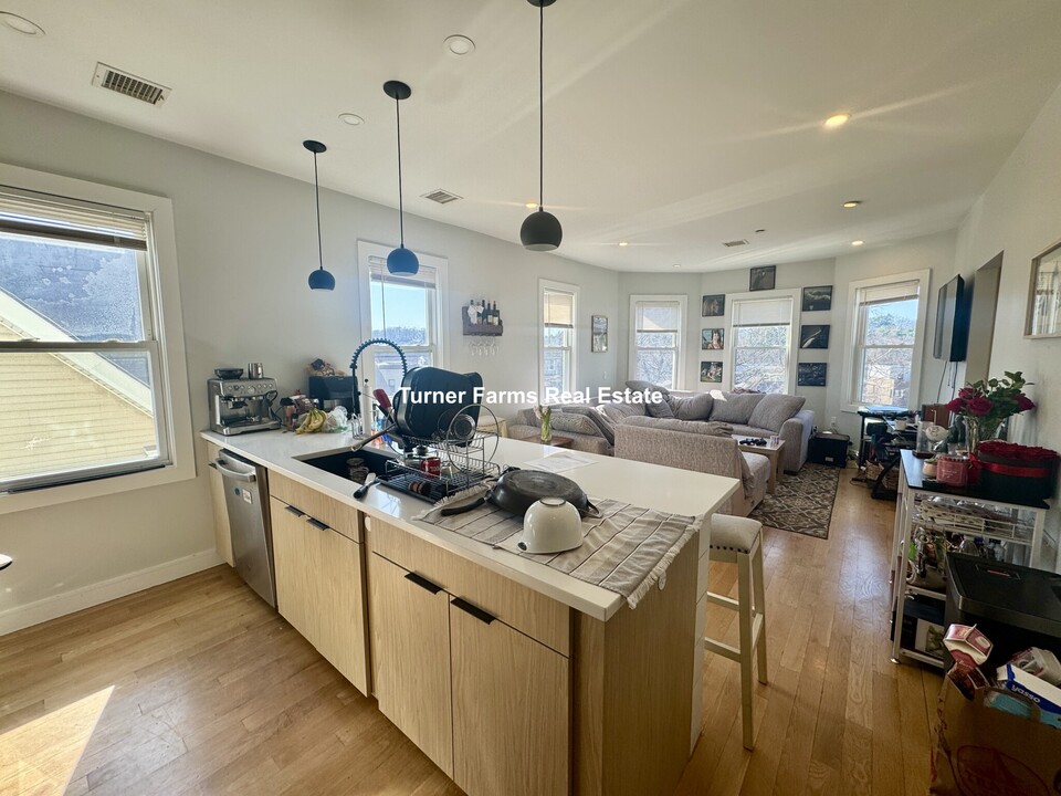 9 Wenham St, Unit 3 in Boston, MA - Foto de edificio