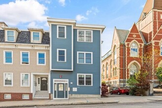 235 Dorchester St, Unit 1 in Boston, MA - Building Photo - Building Photo