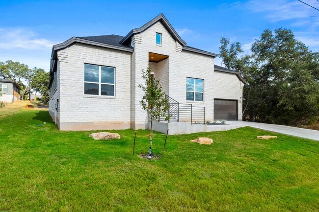 526 Coventry Rd in Spicewood, TX - Foto de edificio - Building Photo