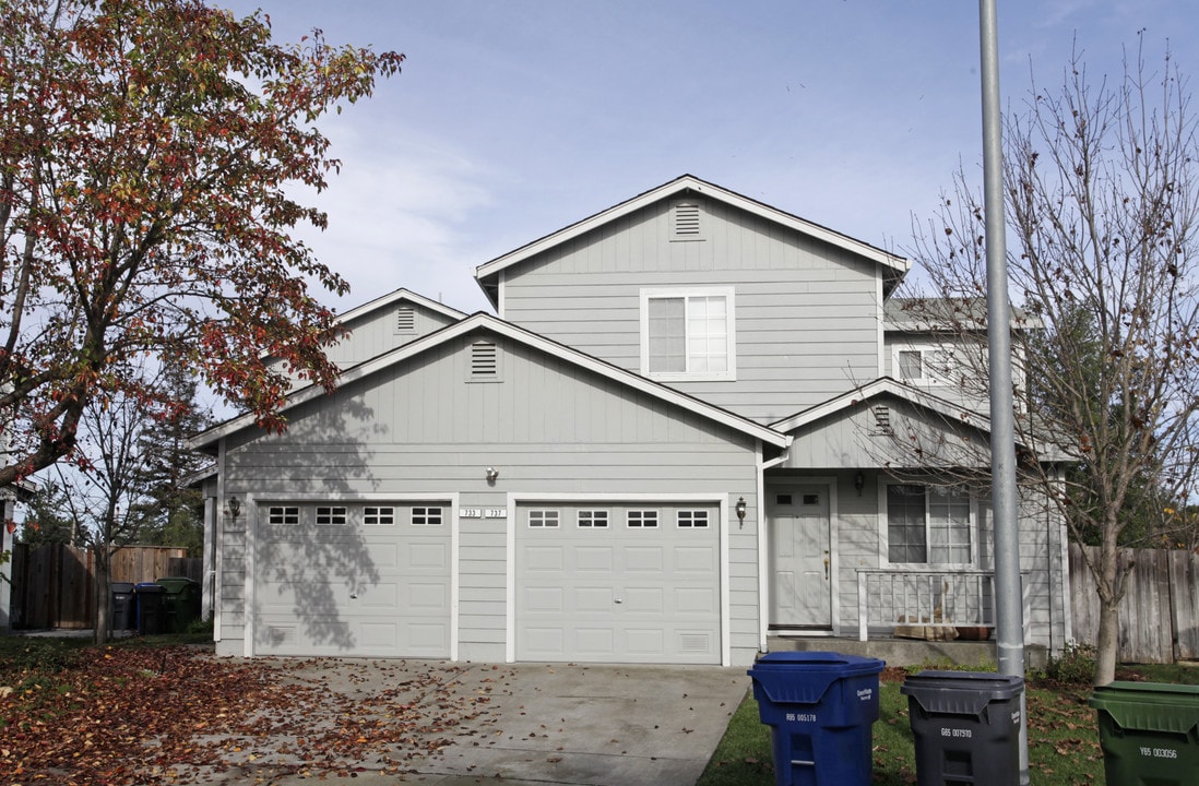 733-737 Judith Ct in Petaluma, CA - Building Photo