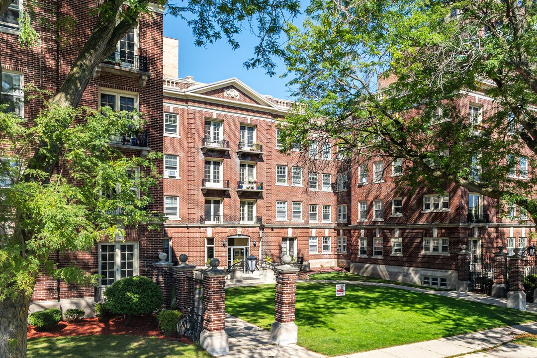 The Ambassador Apartments in Milwaukee, WI - Foto de edificio