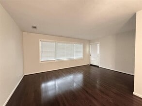 1220 Chevy Chase Dr in Angleton, TX - Building Photo - Building Photo