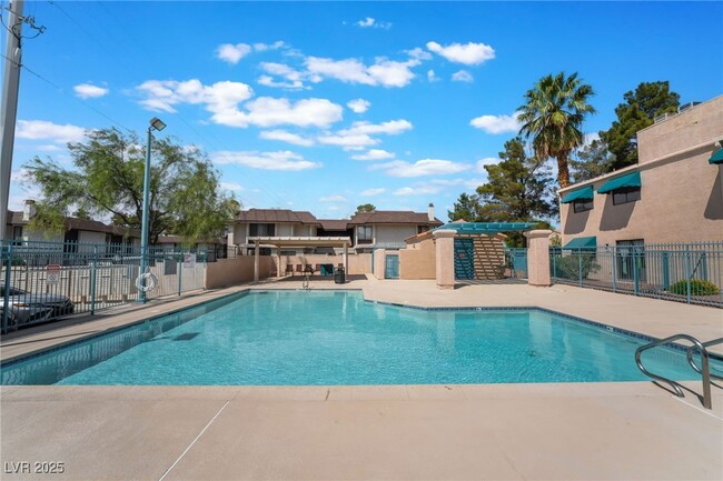 2225 Pine Breeze Ln in Las Vegas, NV - Building Photo - Building Photo