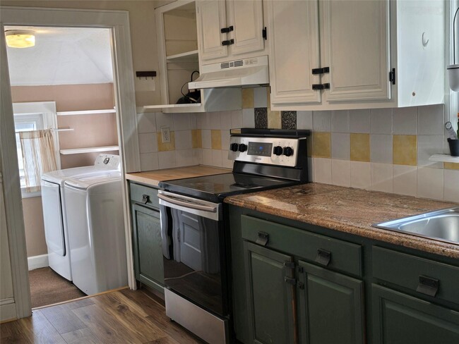 15 Charles St in Port Washington, NY - Building Photo - Building Photo