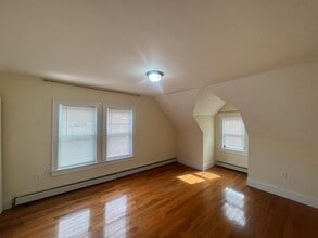102 Sycamore St, Unit #3 in Somerville, MA - Foto de edificio - Building Photo