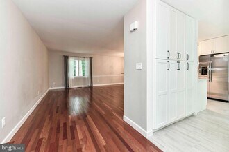 12231 Westwood Hills Dr in Herndon, VA - Foto de edificio - Building Photo