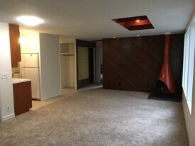 14910 Bear Creek Rd NE, Unit Upstairs in Woodinville, WA - Building Photo