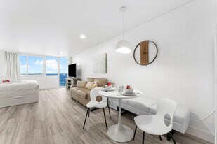 8817 S Thomas Dr in Panama City Beach, FL - Building Photo