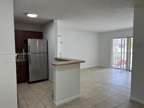 6975 NW 179th St in Hialeah, FL - Building Photo - Building Photo