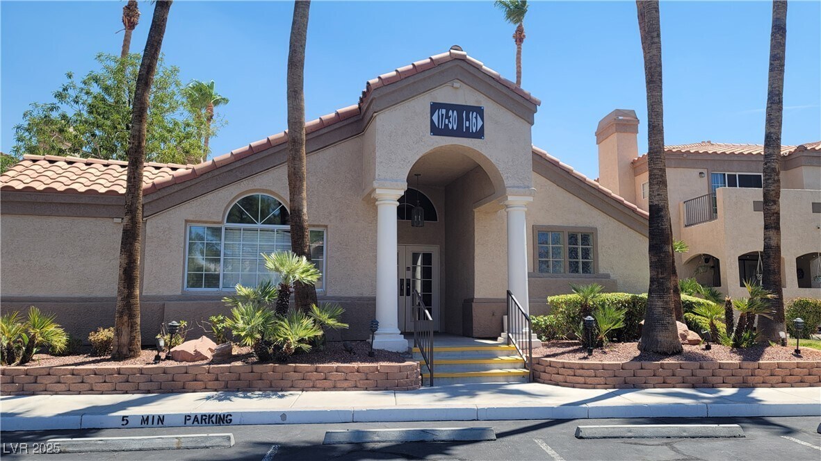 1851 Hillpointe Rd in Henderson, NV - Foto de edificio