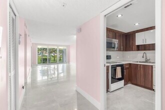 500 Oaks Ln in Pompano Beach, FL - Building Photo - Building Photo