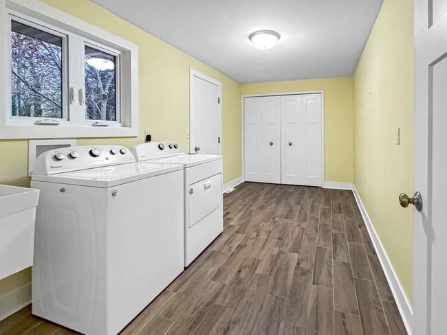 15858 Lake Ave in Grand Haven, MI - Building Photo - Building Photo