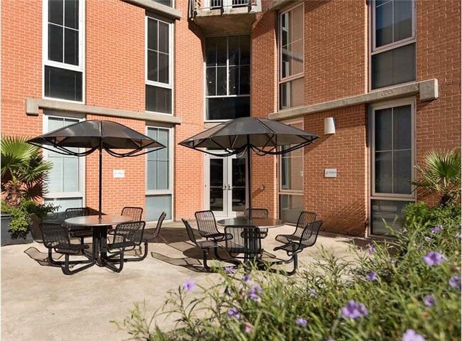 202 1/2 Lavaca St in Austin, TX - Building Photo - Building Photo