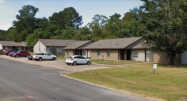 301 Harper St in New Llano, LA - Building Photo - Building Photo