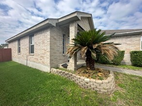 7011 Palacios Cove in San Antonio, TX - Foto de edificio - Building Photo