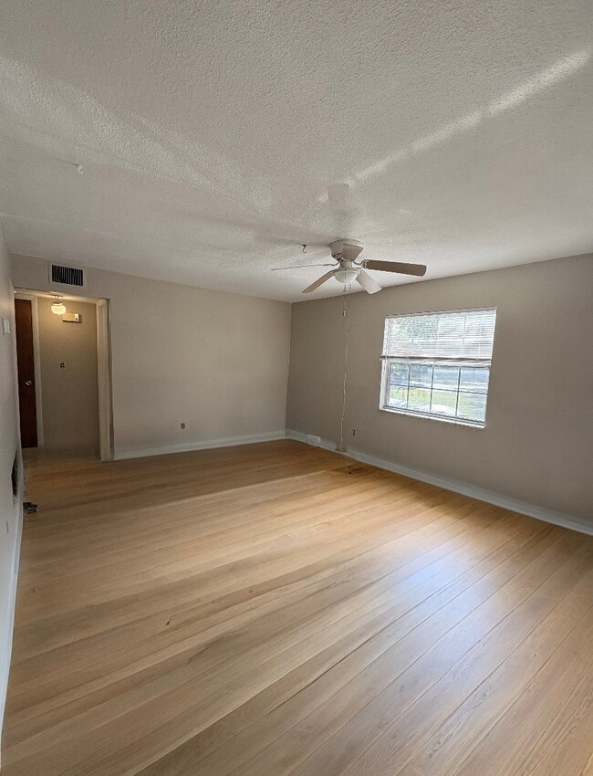 149 New York Ave, Unit A in Dunedin, FL - Foto de edificio - Building Photo