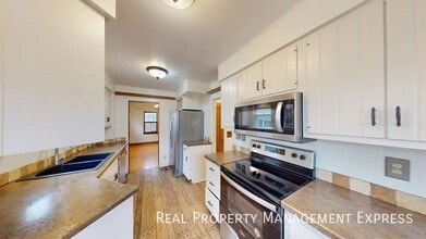 Beautiful 4 Bedroom 1.5 Bath Single Family Home in Central Sioux Falls in Sioux Falls, SD - Building Photo - Building Photo