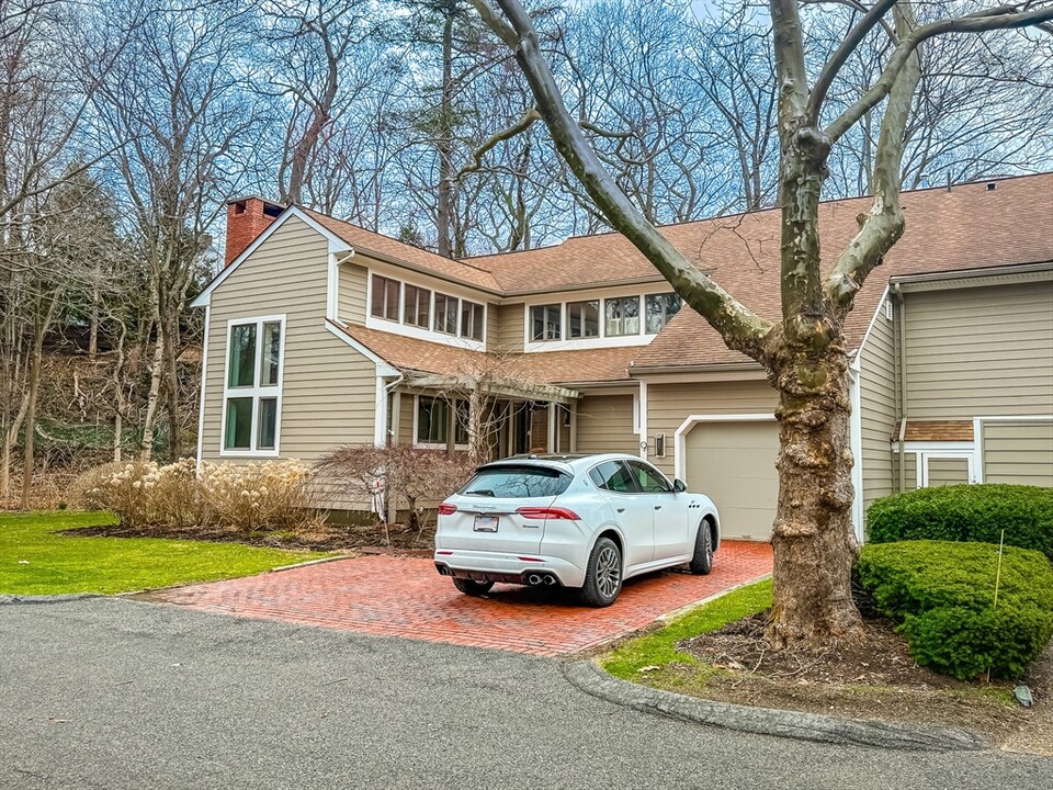 9 Benjamin Pl in Brookline, MA - Building Photo