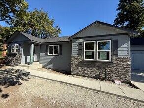 10017 E Mission Ave in Spokane Valley, WA - Foto de edificio - Building Photo