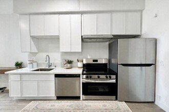 Casa De Milagro in Van Nuys, CA - Building Photo - Building Photo