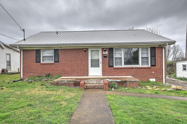 319 N Highland Ave in Greeneville, TN - Foto de edificio - Building Photo