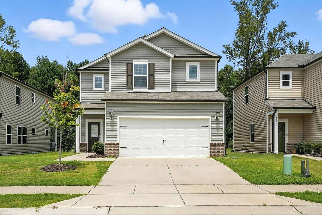 205 Wilbur Lake Dr in Fuquay Varina, NC - Building Photo