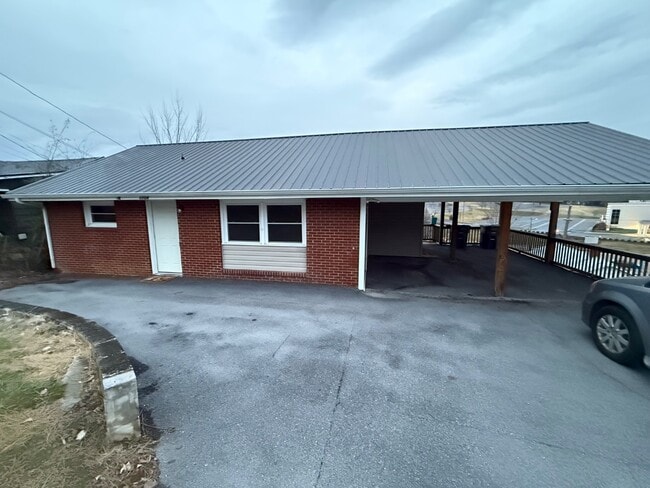 property at 1704 Highpoint Ave