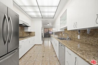 325 N Oakhurst Dr in Beverly Hills, CA - Building Photo - Building Photo