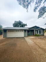 1040 Michael Ln in Redding, CA - Building Photo