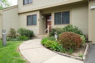 21 Ashford Dr in Avon, CT - Building Photo - Building Photo