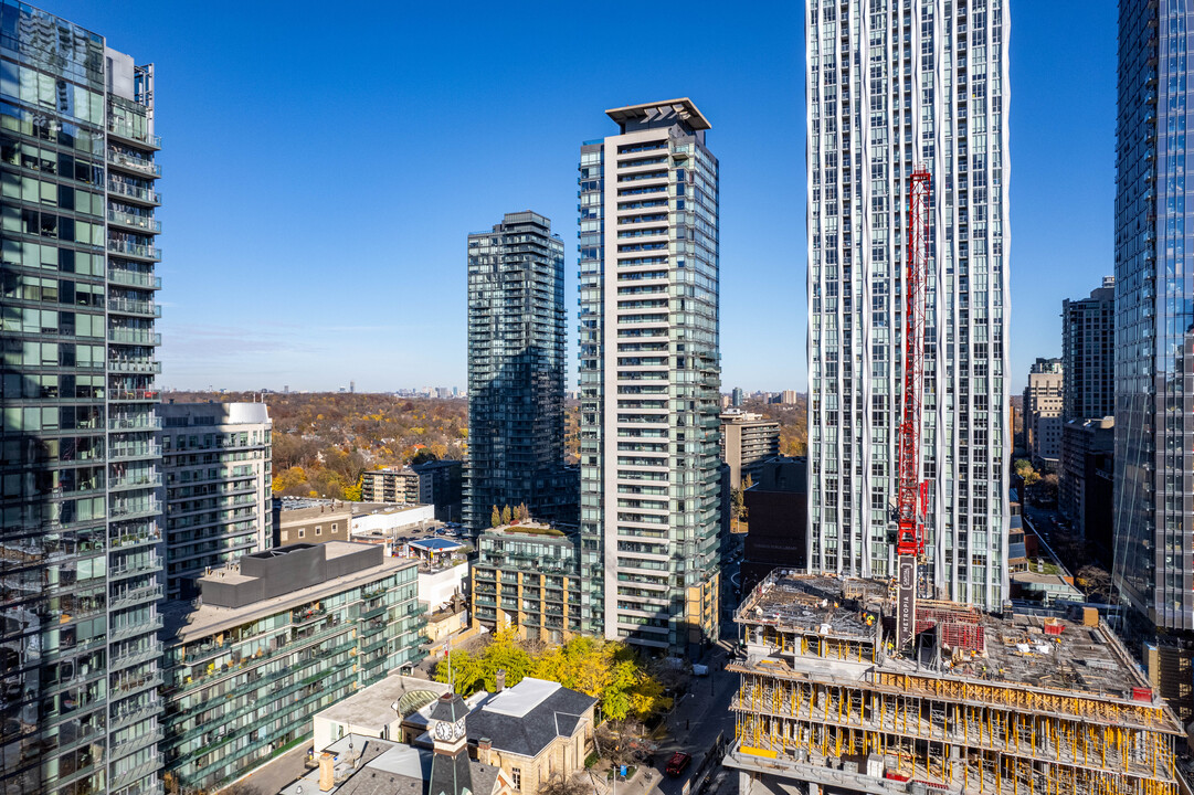 18 Yorkville in Toronto, ON - Building Photo