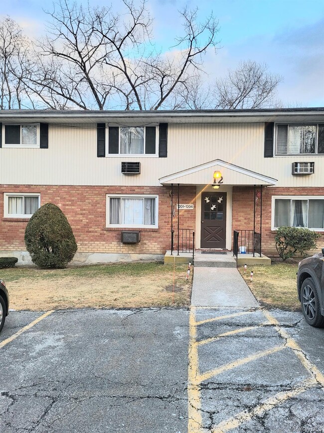 1204 Parr Lake Dr in Newburgh, NY - Building Photo - Building Photo