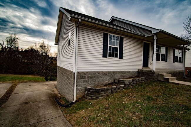 912 Granny White Rd in Clarksville, TN - Building Photo - Building Photo